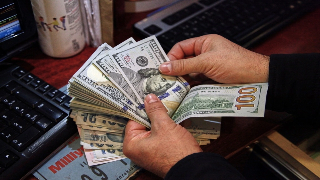 قفزة جديدة.. سعر صرف الدولار يتخطى حاجز 150 ألف دينار في الأسواق العراقية